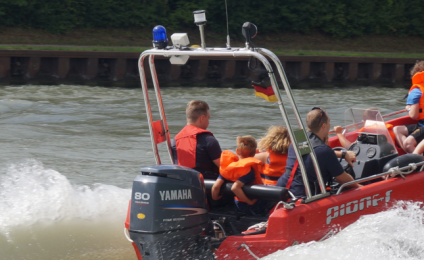 59 Kinder verbringen einen spannenden und erlebnisreichen Tag bei der Feuerwehr