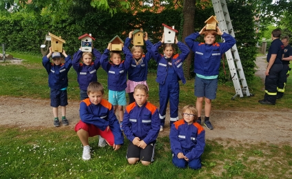 Jugendfeuerwehr Wassel bringt Nisthilfen für Vögel an