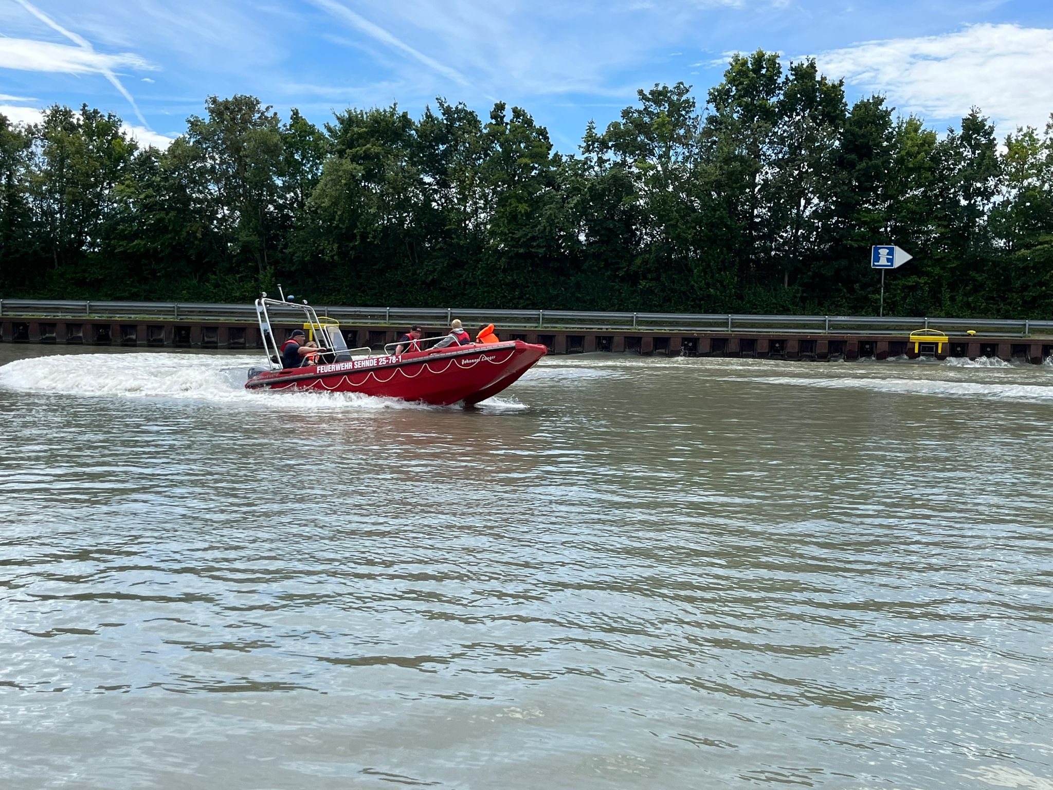 motorbootfahren-auf-dem-mittellandkanal.jpg